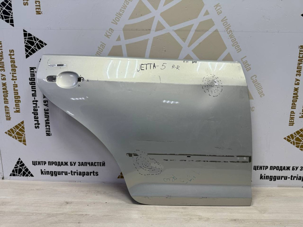 Дверь задняя правая Volkswagen Jetta 5 oem 1K5833106E (вмятина)