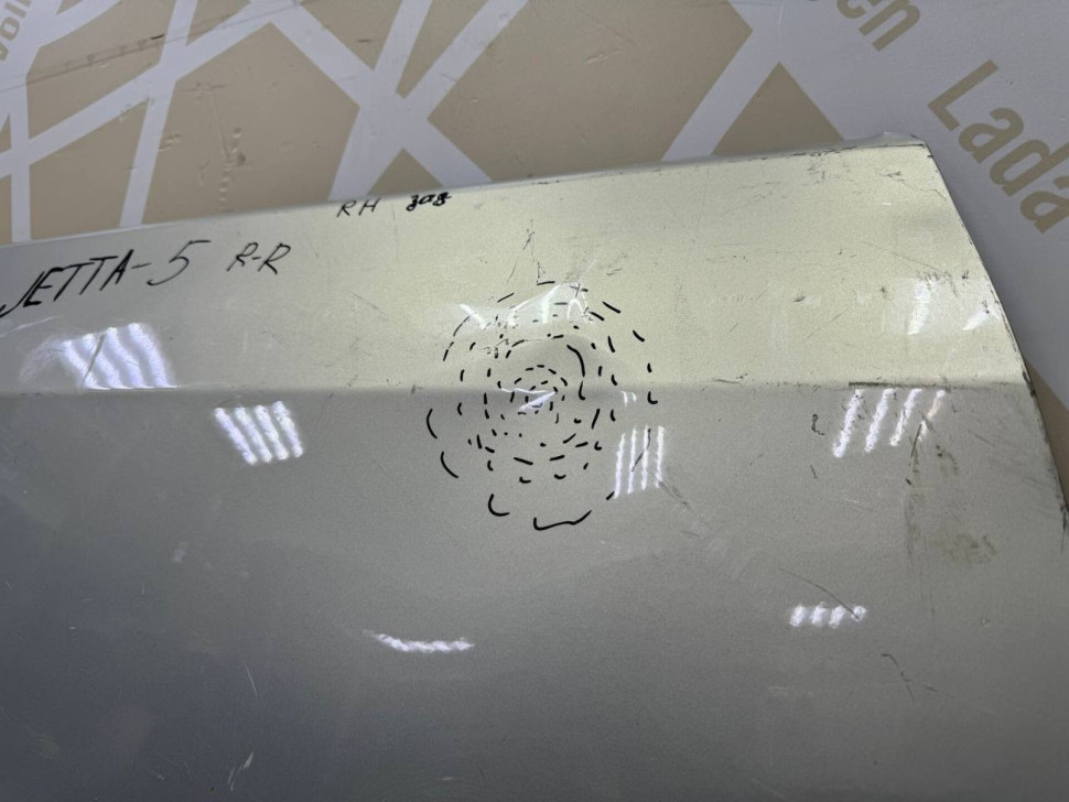 Дверь задняя правая Volkswagen Jetta 5 oem 1K5833106E (вмятина)