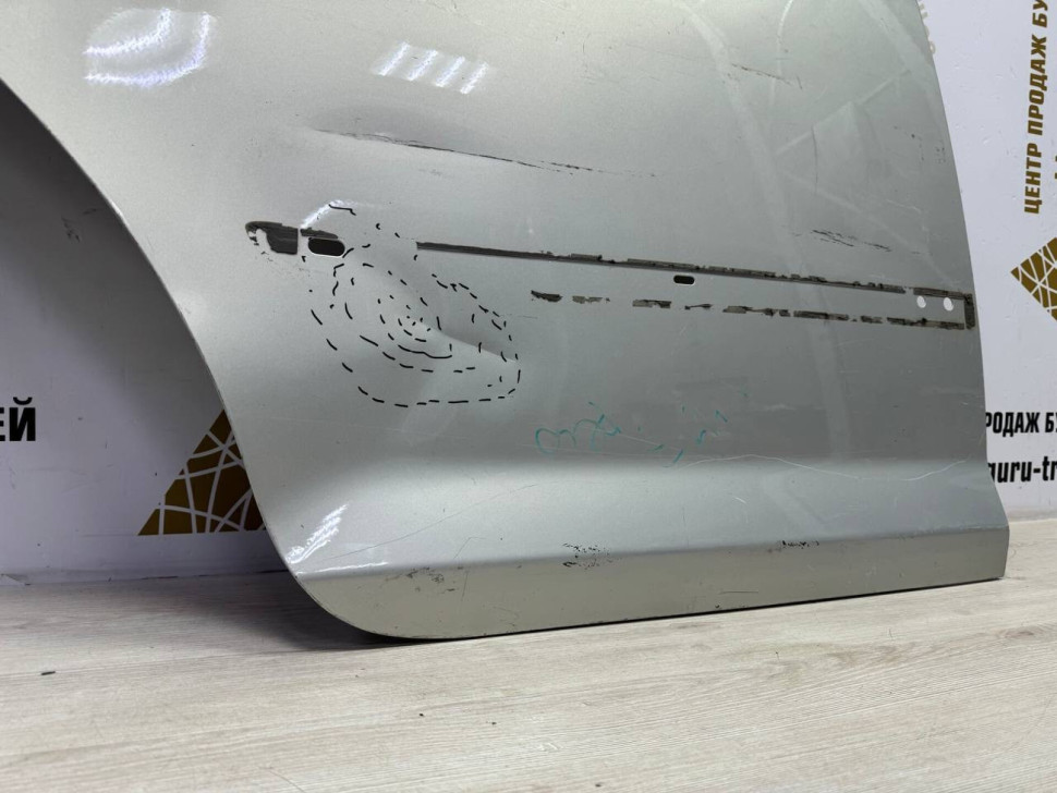 Дверь задняя правая Volkswagen Jetta 5 oem 1K5833106E (вмятина)