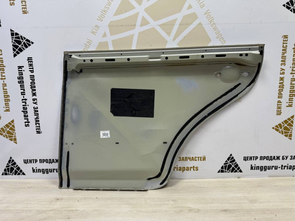 Дверь задняя правая Volkswagen Jetta 5 oem 1K5833106E (вмятина)