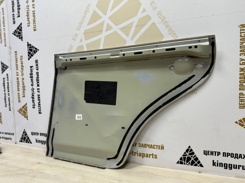 Дверь задняя правая Volkswagen Jetta 5 oem 1K5833106E (вмятина)