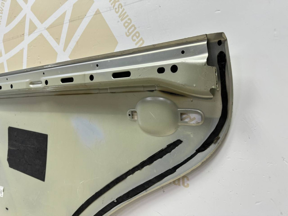Дверь задняя правая Volkswagen Jetta 5 oem 1K5833106E (вмятина)