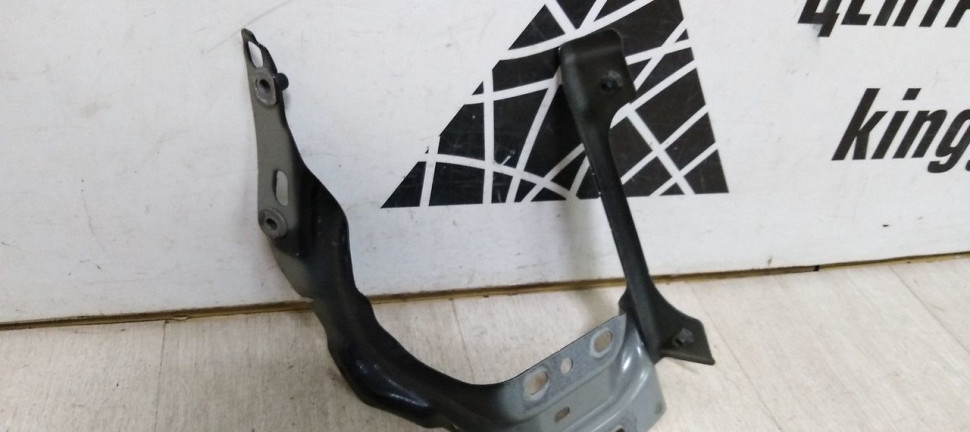 Кронштейн крыла правый Volkswagen Tiguan 2 oem 5na821136B