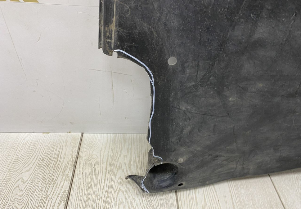 Облицовка днища Volkswagen Tiguan 1 oem 5qf825202e Облицовка днища Volkswagen Tiguan 1 oem 5qf825202e