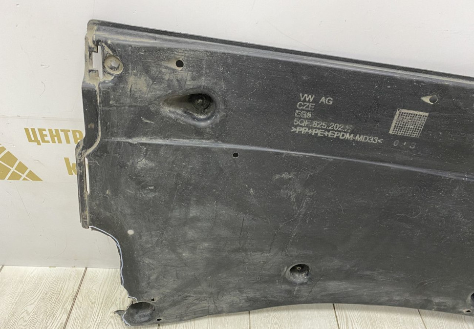 Облицовка днища Volkswagen Tiguan 1 oem 5qf825202e Облицовка днища Volkswagen Tiguan 1 oem 5qf825202e