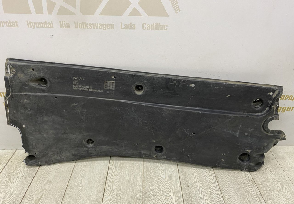 Облицовка днища Volkswagen Tiguan 1 oem 5qf825202e Облицовка днища Volkswagen Tiguan 1 oem 5qf825202e