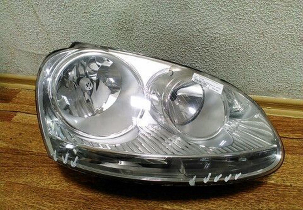 Фара правая Volkswagen Jetta 5 галоген трещины на стекле сломанным 3 крепления oem 1k6941006p