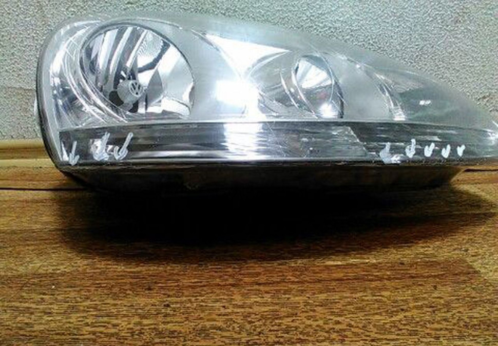 Фара правая Volkswagen Jetta 5 галоген трещины на стекле сломанным 3 крепления oem 1k6941006p Фара правая Volkswagen Jetta 5 галоген трещины на стекле сломанным 3 крепления oem 1k6941006p