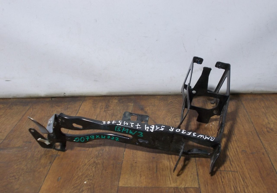 Кронштейн под фару правый бу BMW 3 F30 OEM 51647245792 Кронштейн под фару правый бу BMW 3 F30 OEM 51647245792