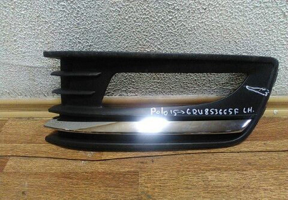Решетка ПТФ левая Volkswagen Polo(15>) царапина oem  6ru853665f