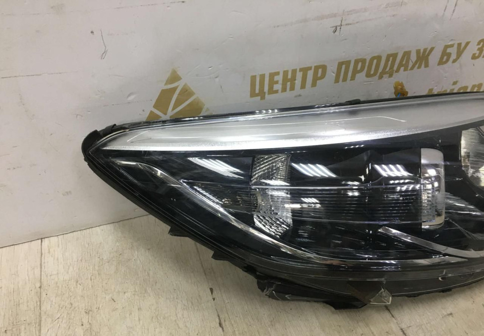 Фара правая Renault Kaptur OEM 260108765R