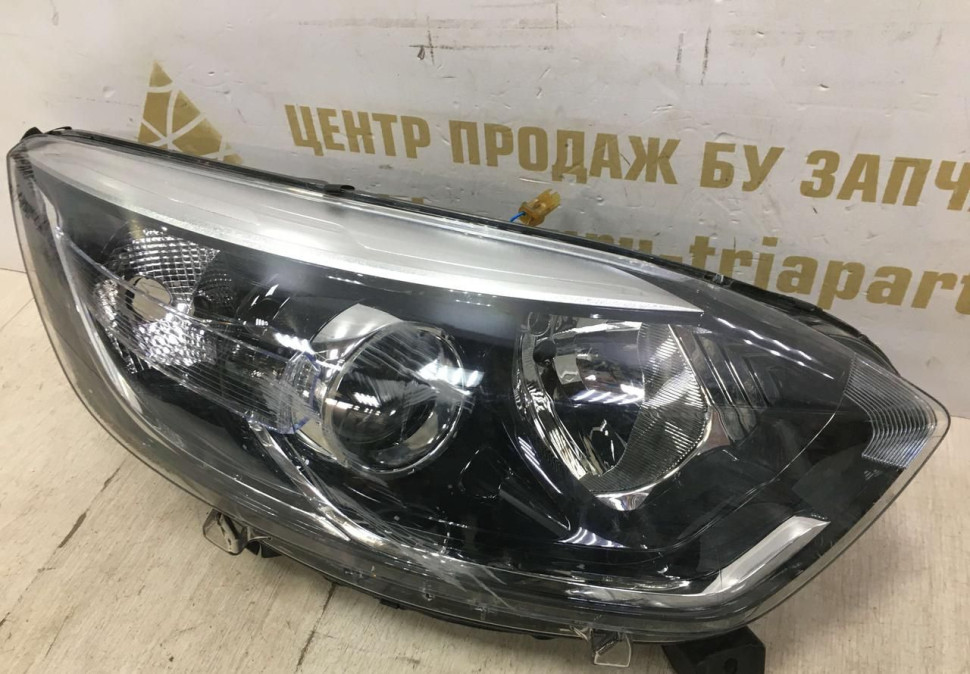 Фара правая Renault Kaptur OEM 260108765R
