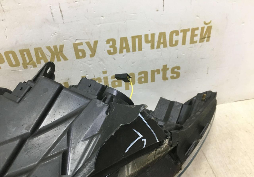 Фара правая Renault Kaptur OEM 260108765R