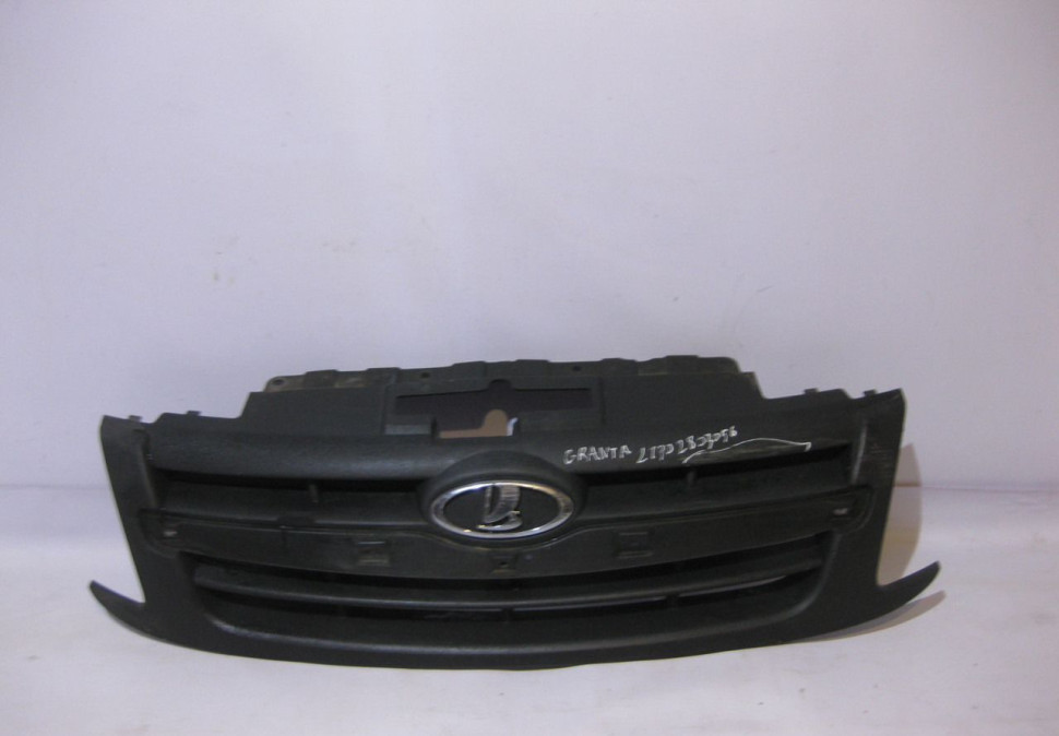 Решетка радиатора Lada Granta oem 21902803056 (трещина) (скл-3)