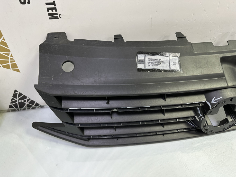 Решетка радиатора Volkswagen Polo 5 рестайлинг 2015 OEM 6RU853653B