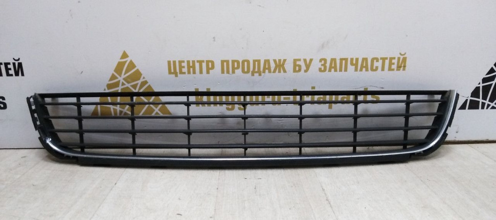 Решетка переднего бампера нижняя Volkswagen Golf 6 09-12 oem 5K0853677