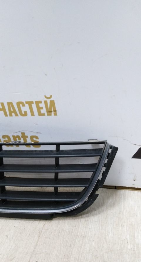 Решетка переднего бампера нижняя Volkswagen Golf 6 09-12 oem 5K0853677 Решетка переднего бампера нижняя Volkswagen Golf 6 09-12 oem 5K0853677