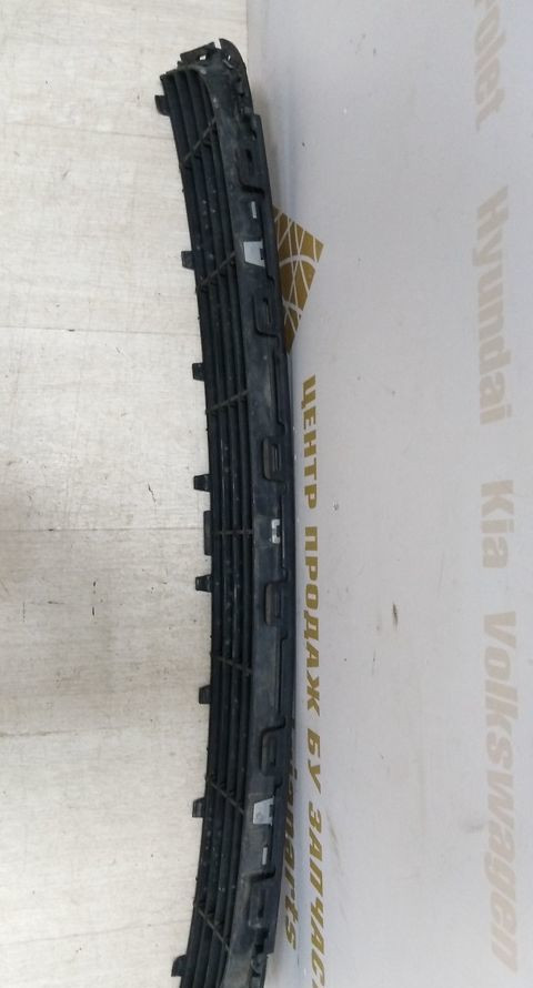 Решетка переднего бампера нижняя Volkswagen Golf 6 09-12 oem 5K0853677