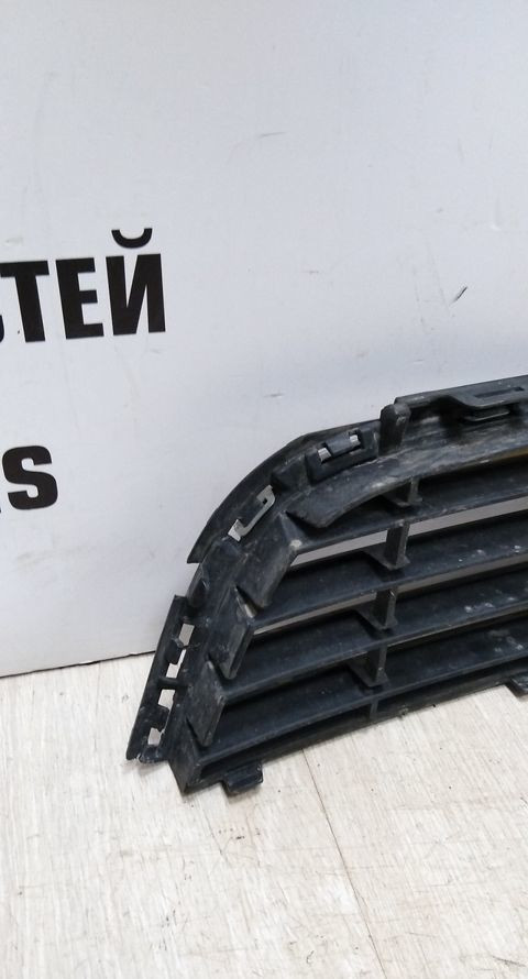 Решетка переднего бампера нижняя Volkswagen Golf 6 09-12 oem 5K0853677