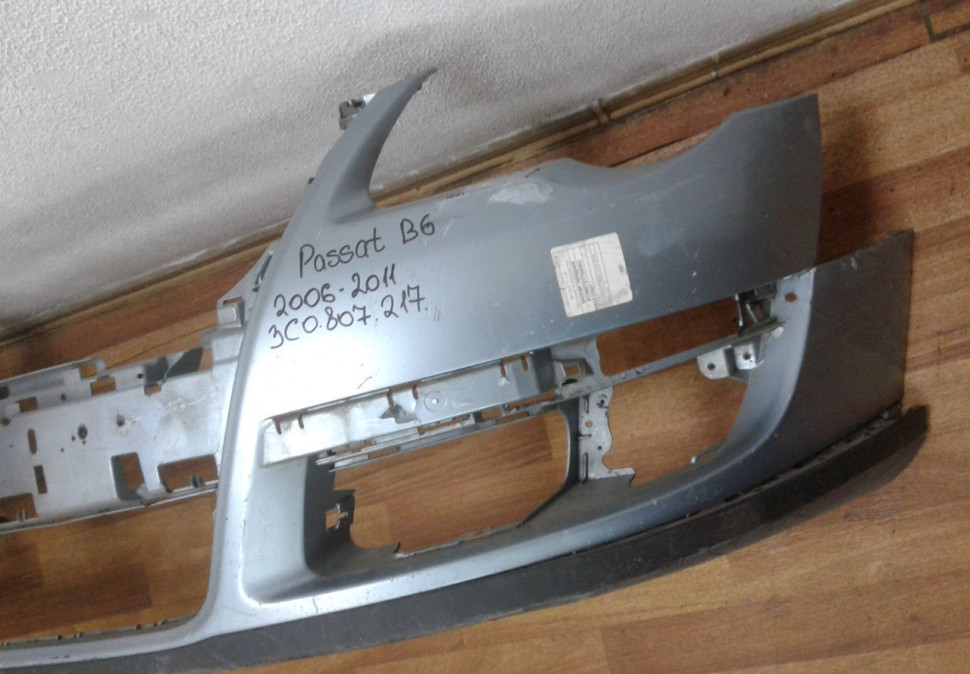 Бампер передний Volkswagen Passat B6 oem 3c0807217