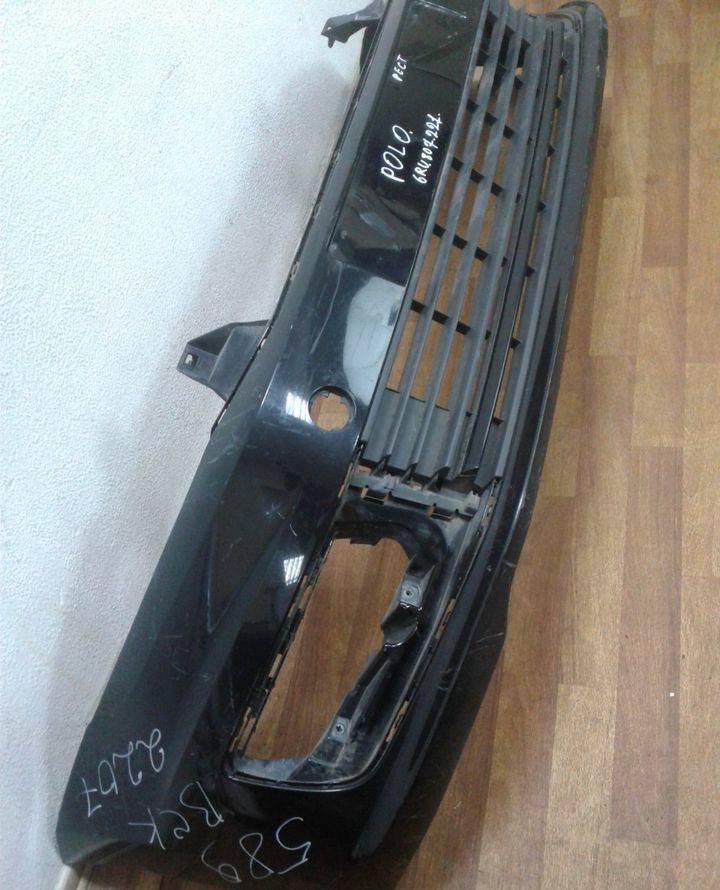 Бампер передний с решеткой Volkswagen Polo рестайл oem 6ru807221 (вмятина) Бампер передний с решеткой Volkswagen Polo рестайл oem 6ru807221 (вмятина)
