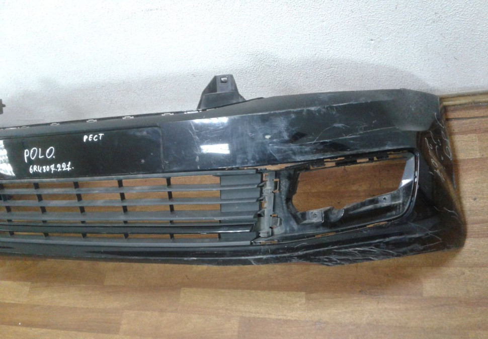 Бампер передний с решеткой Volkswagen Polo рестайл oem 6ru807221 (вмятина) Бампер передний с решеткой Volkswagen Polo рестайл oem 6ru807221 (вмятина)