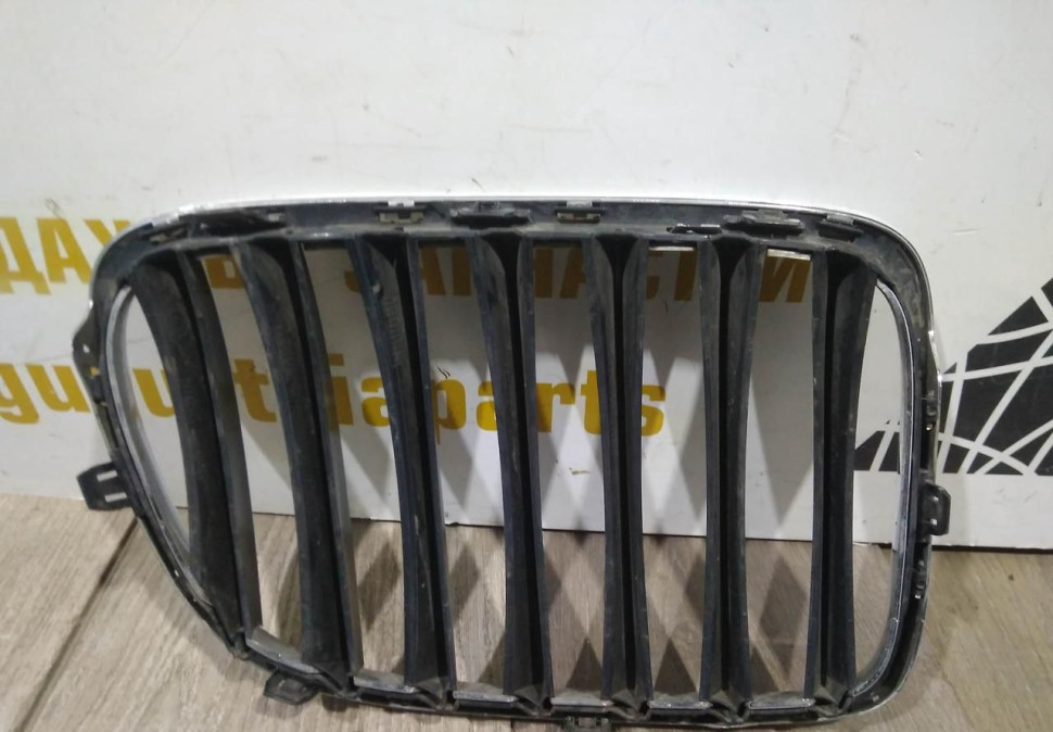 Решетка радиатора левая бу BMW X1 E84 OEM 51112993307
