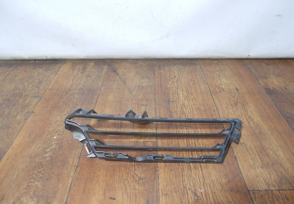 Решетка масляного радиатора правая бу BMW 6 F12 OEM 51117362698 Решетка масляного радиатора правая бу BMW 6 F12 OEM 51117362698