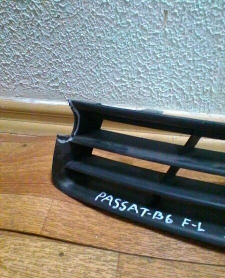 Решетка ПТФ левая Volkswagen Passat B6 oem 3c0853665a есть небольшой скол с внутренней стороны Решетка ПТФ левая Volkswagen Passat B6 oem 3c0853665a есть небольшой скол с внутренней стороны