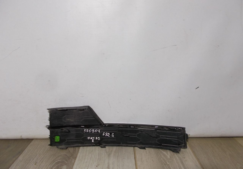 Решетка переднего бампера правая бу Skoda Octavia A7  рестайлинг OEM 5E0807682G