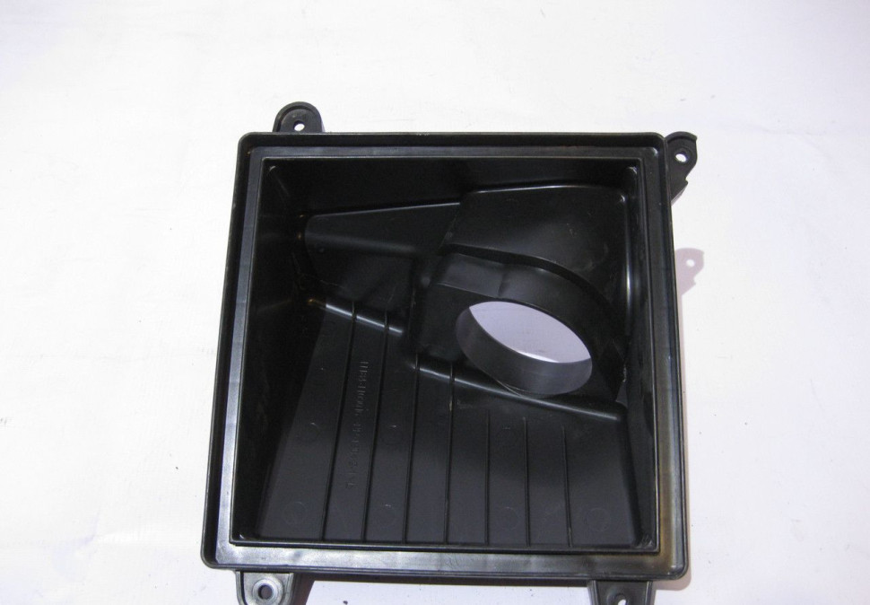 Крышка корпуса воздушного фильтра Lada Kalina 2 oem 111841109010 (скл-3) Крышка корпуса воздушного фильтра Lada Kalina 2 oem 111841109010 (скл-3)