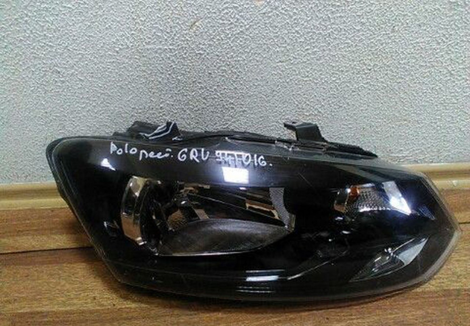 Фара правая Volkswagen Polo рестайлинг сломано крепление oem 6ru941016 (скл-3)