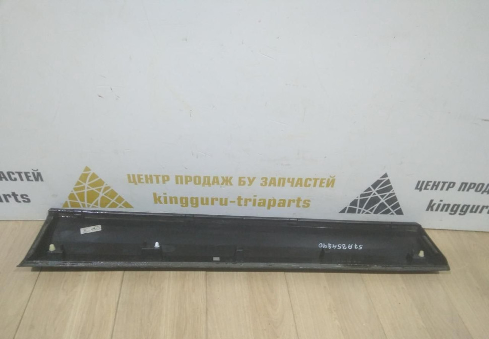 Молдинг двери передний правый бу Skoda Karoq OEM 57A854940 Молдинг двери передний правый бу Skoda Karoq OEM 57A854940