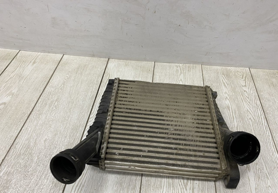 Интеркулер правый Volkswagen Touareg 2 2018 oem 7P0145804B