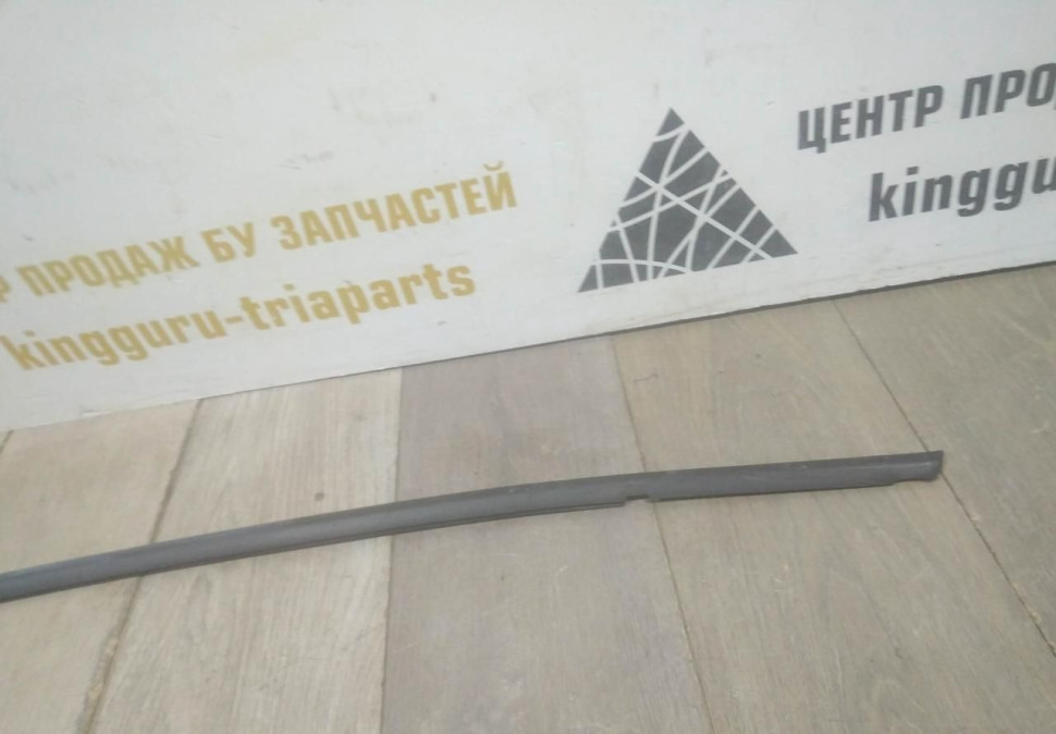 Уплотнитель стекла двери передний левый бу Skoda Octavia A7 OEM 5E0837477