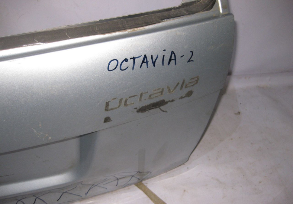 Крышка багажника Skoda Octavia 2 (вмятина)(cкл-3) Крышка багажника Skoda Octavia 2 (вмятина)(cкл-3)