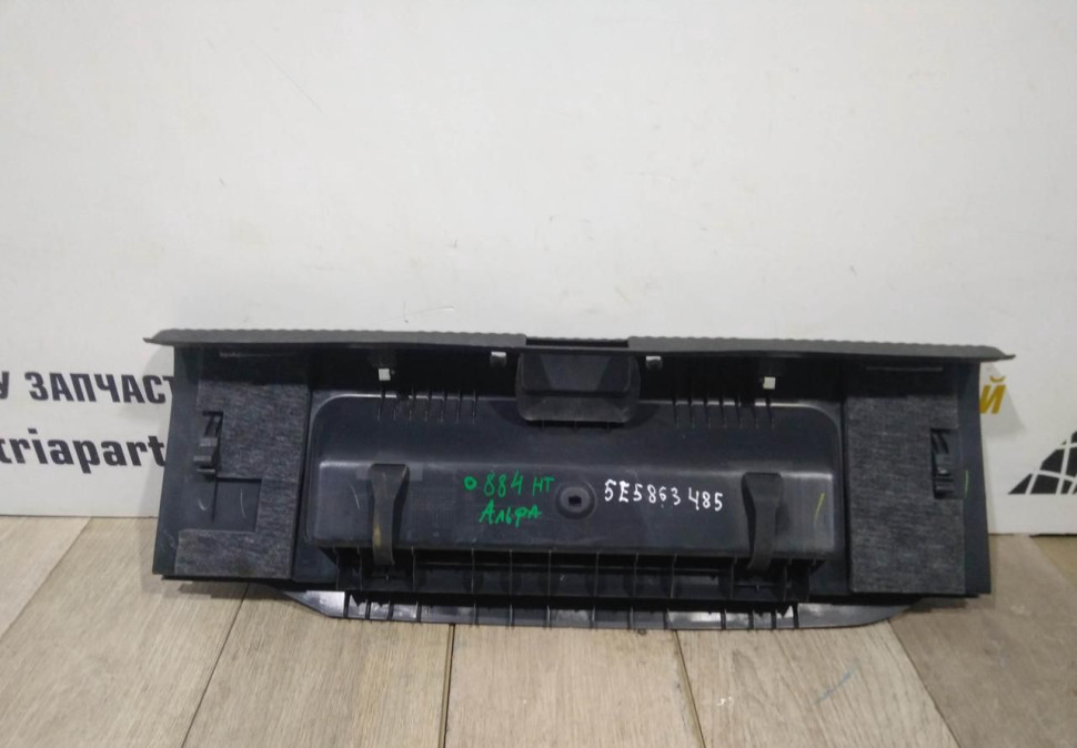 Обивка задней панели бу Skoda Octavia A7 OEM 5E5863485