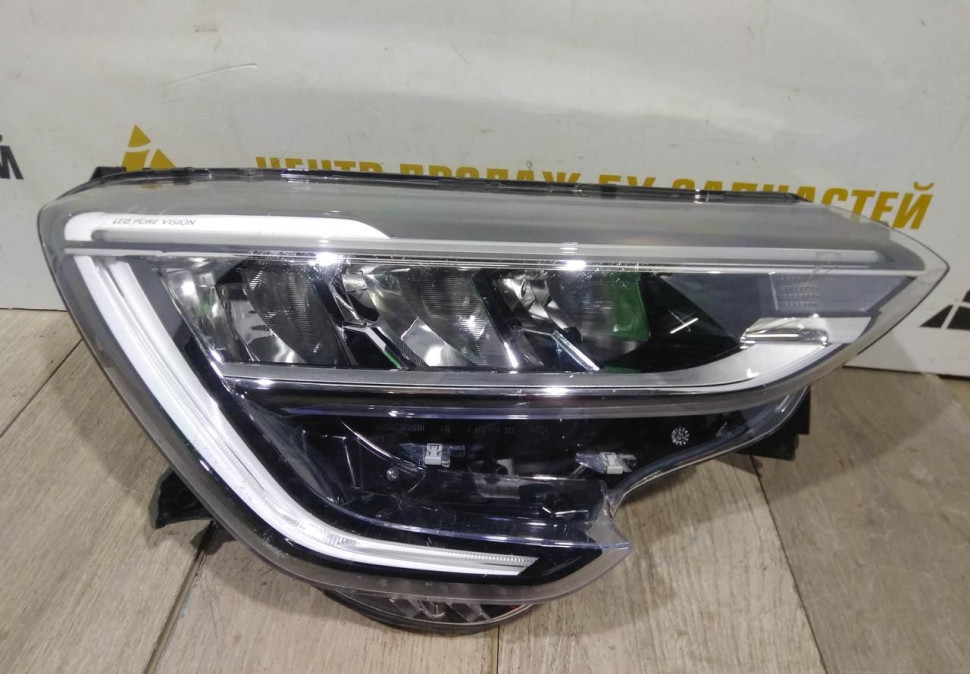 Фара ЛЭД LED правая бу Renault Arkana OEM 260105307R
