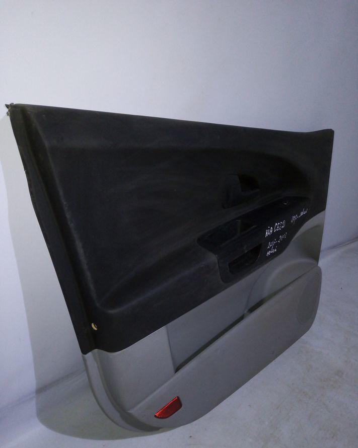 Обивка двери передняя левая Kia Ceed (07-12) oem 823101h000 (скл-3)