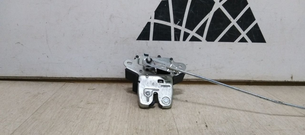 Замок двери багажника Hyundai Solaris 1