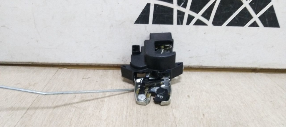 Замок двери багажника Hyundai Solaris 1 Замок двери багажника Hyundai Solaris 1