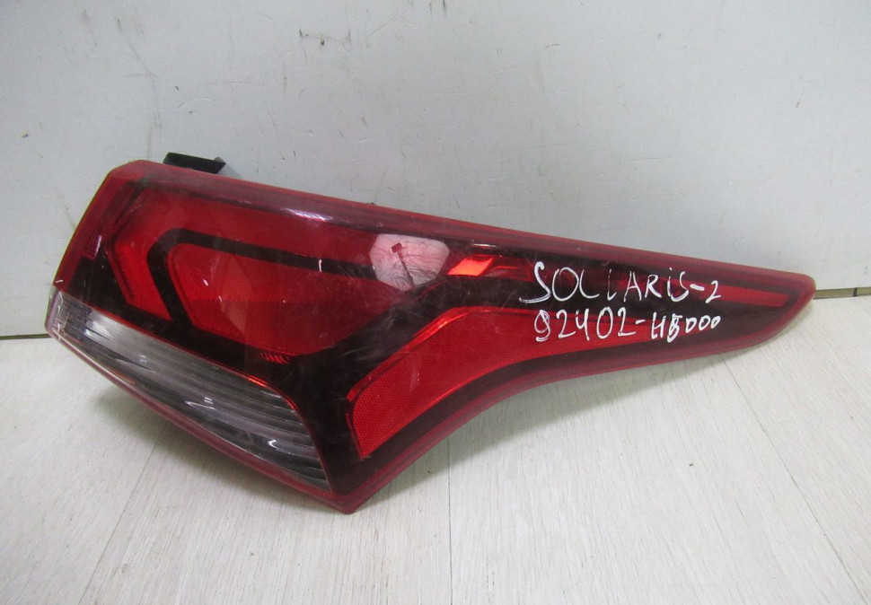 Фонарь правый внешний Hyundai Solaris 2 oem 92402h5000 (скол)