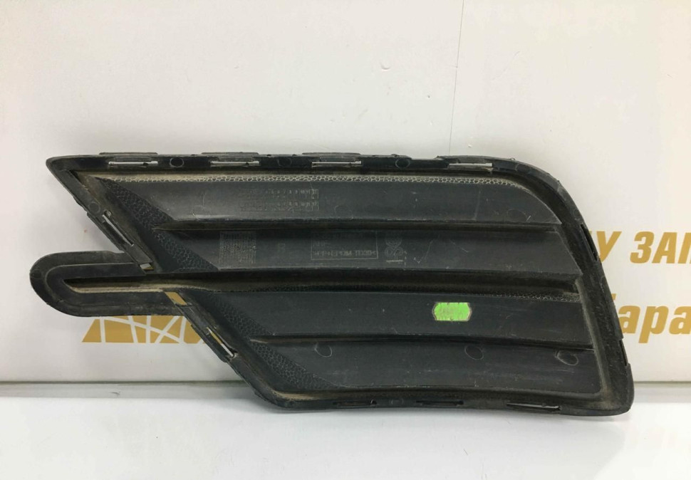 Решетка переднего бампера правая Volkswagen Caddy 4 2015 oem 2K5853666 Решетка переднего бампера правая Volkswagen Caddy 4 2015 oem 2K5853666