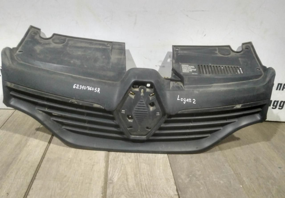 Решетка радиатора бу Renault Logan 2 OEM 623107605R