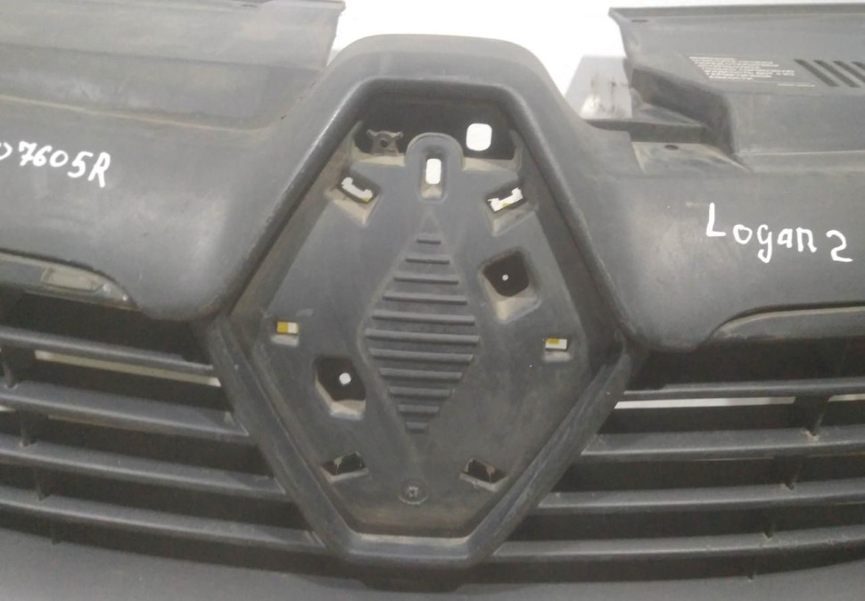 Решетка радиатора бу Renault Logan 2 OEM 623107605R Решетка радиатора бу Renault Logan 2 OEM 623107605R
