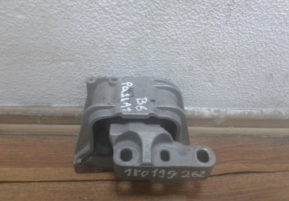 Подушка ДВС правая Volkswagen Golf 5/ Passat B6 oem 1k0199262 (мал.вмятина)
