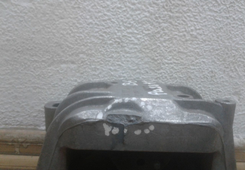 Подушка ДВС правая Volkswagen Golf 5/ Passat B6 oem 1k0199262 (мал.вмятина)