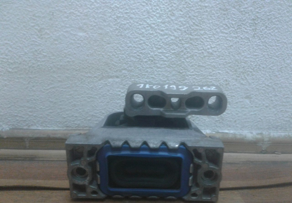 Подушка ДВС правая Volkswagen Golf 5/ Passat B6 oem 1k0199262 (мал.вмятина)