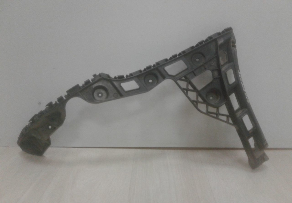 Кронштейн заднего бампера правый Volkswagen Polo oem 6ru807394