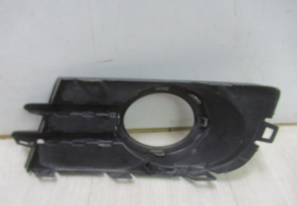 Решетка ПТФ правая Volkswagen Tiguan 1  oem 5n0853666h